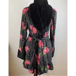 Betsey Johnson Robe Pink Roses Leopard Print Medium Fur Shawl Collar Ruffle